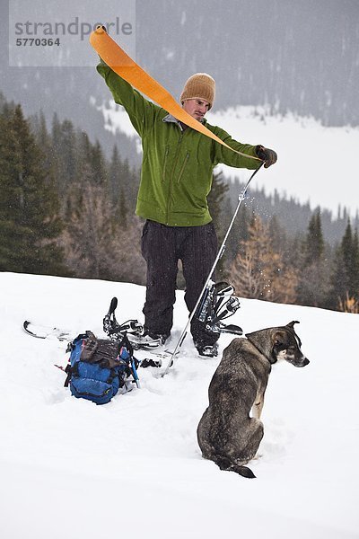 Ein junger Mann seine Splitboard zusammenstellt und ruft bereit  Abstieg ein Pulver Hang  Kananaskis Backcountry  nahe Canmore  Alberta  Kanada