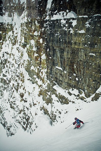 Männlichen Skifahrer steigt eine steile Couloir auf Bow Peak entlang dem Icefields Parkway im Banff-Nationalpark  Alberta  Kanada