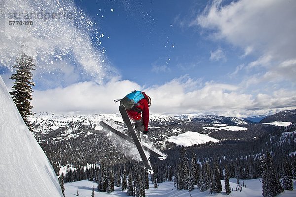 Skifahrer  Frische  fangen  Tagesausflug  Ski  Gesichtspuder  Himmel  British Columbia  Kanada