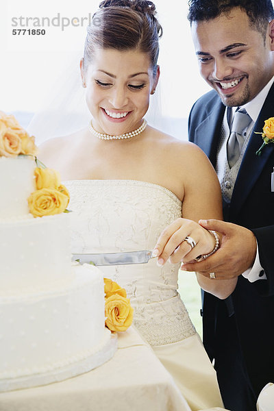 Braut Bräutigam schneiden Kuchen multikulturell