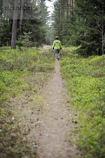 Frau beim Waldspaziergang