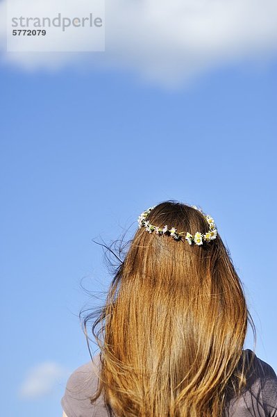 Frau mit Blumenkranz im Haar