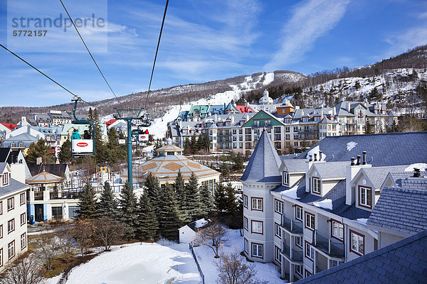 Mont Tremblant Fußgängerdorf Blick vom Sessellift  Mont Tremblant Ski Resort  Mont-Temblant  Quebec  Kanada