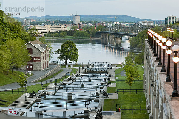 Rideau Kanal sperrt die leer in den Ottawa-Fluss in der Innenstadt von Ottawa  Ontario  Kanada. Im Hintergrund ist die Stadt von Gatineau  früher Hull  in der Provinz Québec.