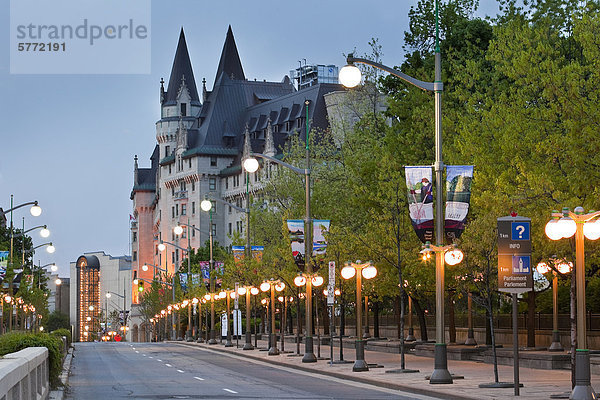 Strecke von MacKenzie Ave. mit dem Chateau Laurier Hotel im Hintergrund  Ottawa  Ontario  Kanada