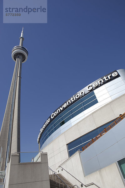 CN Tower aus der Metro Toronto Convention Centre  Toronto  Kanada