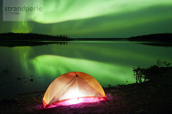 Zelt und Aurora Borealis (Polarlichter)  borealen Wald  Yellowknife Umgebung  Nordwest-Territorien  Kanada