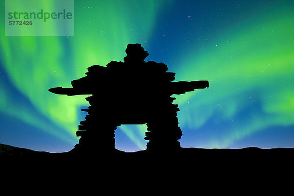 Inukshuk silhouetted gegen die Nordlichter  Barrenlands  zentrale Nordwest-Territorien Kanadas Arktis