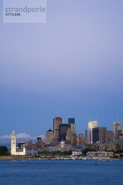 Montreal-Skyline und Sankt-Lorenz-Strom in der Morgendämmerung  Quebec  Kanada