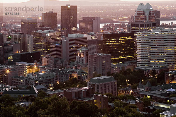 Montreal Skyline beleuchtet im Morgengrauen vom Ausblick auf Mt-Royal  Quebec  Kanada