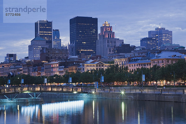 Alten Hafen von Montreal und Skyline in der Abenddämmerung  Quebec  Kanada