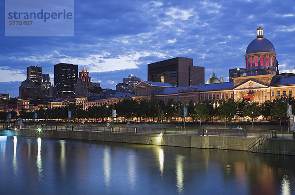 Alter Hafen von Montreal und Skyline beleuchtet in der Abenddämmerung  Quebec  Kanada