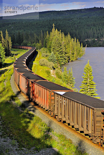 Wagen  beladen mit Kohle Erz Reisen in Richtung der Rocky Mountains in Alberta  Kanada.