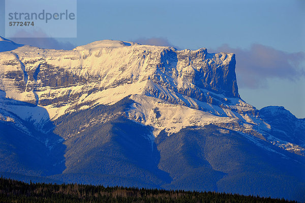 Ein Horizotal Landschaft Bild der Roche Miette Mountain bewachen das Ostportal in Jasper Nationalpark  Alberta  Kanada.