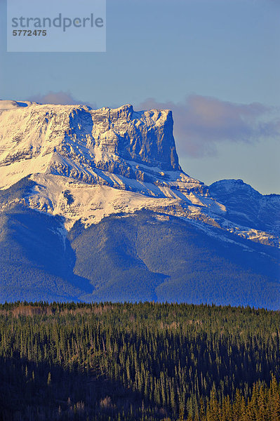 Eine vertikale Landschaft Bild von Roche Miette Mountain bewachen das Ostportal in Jasper Nationalpark  Alberta  Kanada.