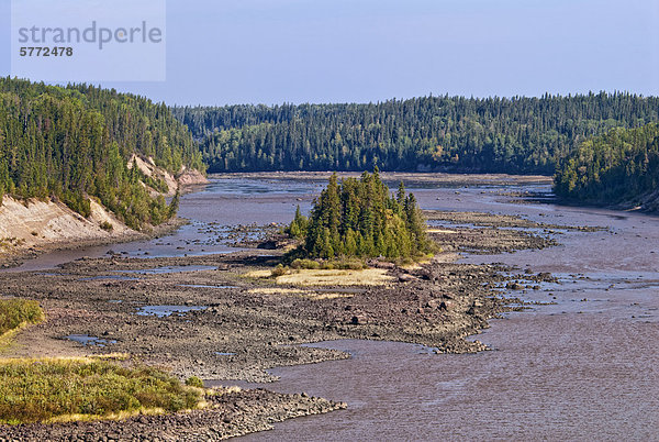 Abitibi River bei Otter Rapids in Ontarios entfernten borealen Wald nördlich von Fraserdale  Ontario  Kanada