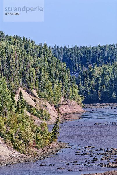 Abitibi River bei Otter Rapids in Ontarios entfernten borealen Wald nördlich von Fraserdale  Ontario  Kanada