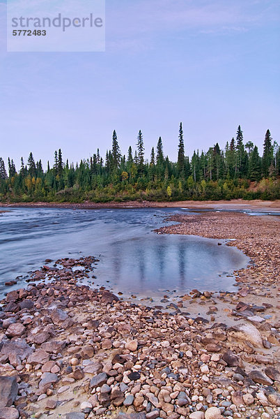 Wenig Abitibi River im Canyon Abitibi in Ontarios borealen Wald nördlich von Fraserdale  Ontario  Kanada
