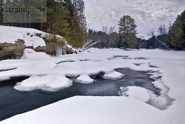 Winter auf der Black-River in Ontario Muskoka nahe dem Dorf von Vankoughnet  Kanada