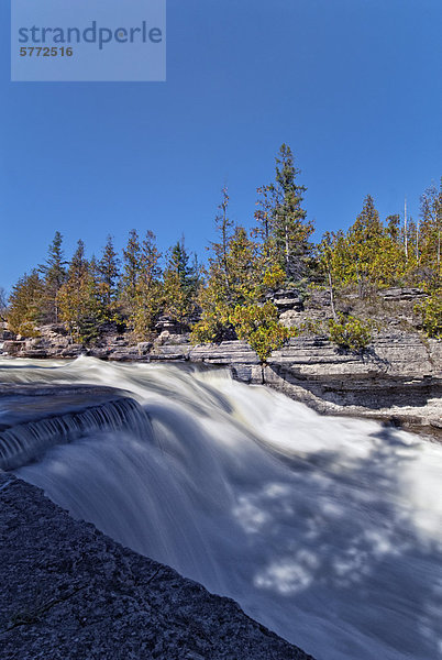 Die untere fällt am vierten Rutsche am Bonnechere River in Ontario Ottawa Valley in Renfrew County  Kanada