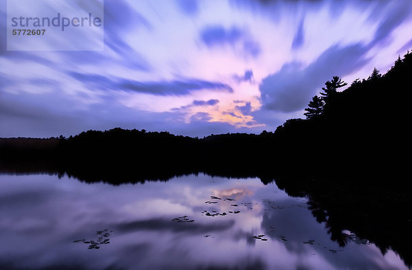 Sonnenuntergang am Horseshoe Lake Ontarios Muskoka Region in der Nähe von Parry Sound  Kanada