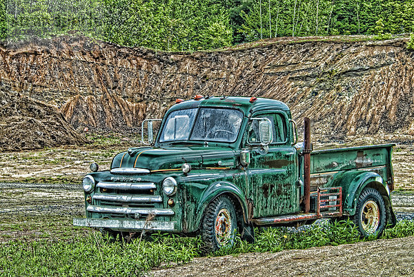 Grunge-Rendering von einem alten Lastwagen neben Sandkasten in der Nähe von Parry Sound  Ontario.