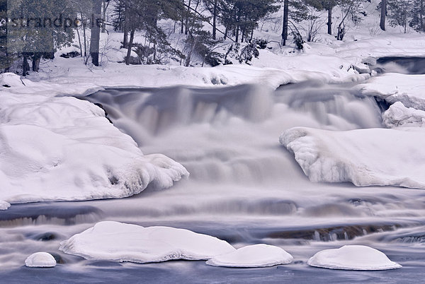 Wilsons fällt im Winter auf der Muskoka Fluss in Ontario Muskoka District Municipality in in der Stadt von Bracebridge  Kanada