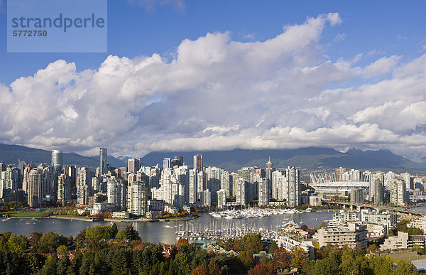 Cambie Bridge  die Skyline der Stadt mit neuen Klappdach auf BC Place Stadium  False Creek  Vancouver  British Columbia  Kanada