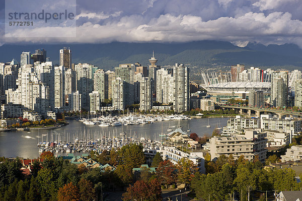 Cambie Bridge  die Skyline der Stadt mit neuen Klappdach auf BC Place Stadium  False Creek  Vancouver  British Columbia  Kanada