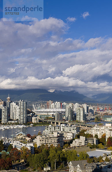 Cambie Bridge  die Skyline der Stadt mit neuen Klappdach auf BC Place Stadium  False Creek  Vancouver  British Columbia  Kanada