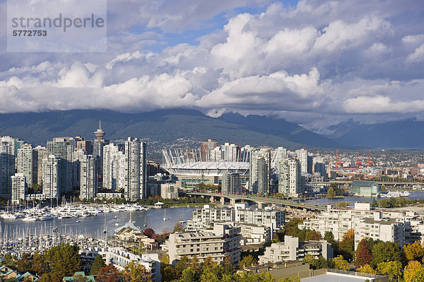 Cambie Bridge  die Skyline der Stadt mit neuen Klappdach auf BC Place Stadium  False Creek  Vancouver  British Columbia  Kanada