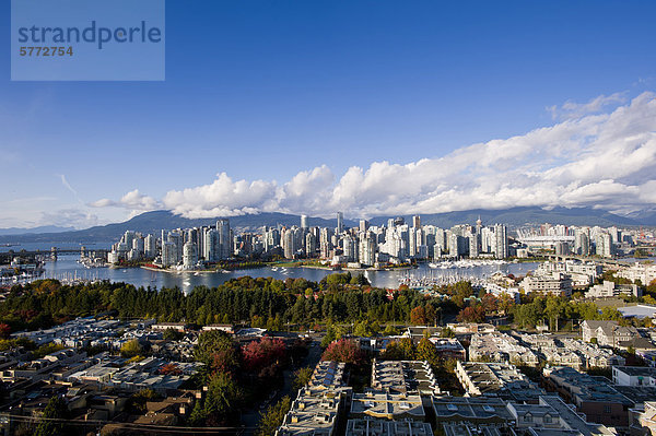 Burrard und Cambie Brücken  die Skyline der Stadt mit neuen Klappdach auf BC Place Stadium  False Creek  Vancouver  British Columbia  Kanada