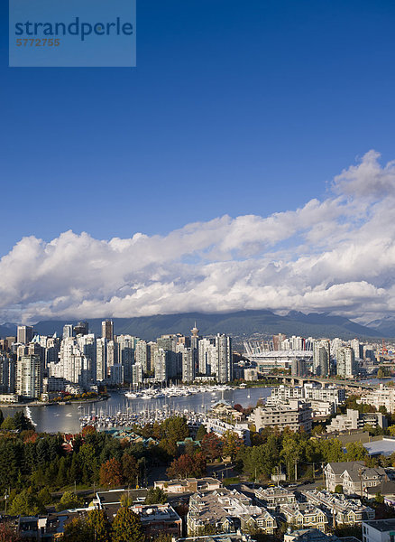 Cambie Bridge  die Skyline der Stadt mit neuen Klappdach auf BC Place Stadium  False Creek  Vancouver  British Columbia  Kanada