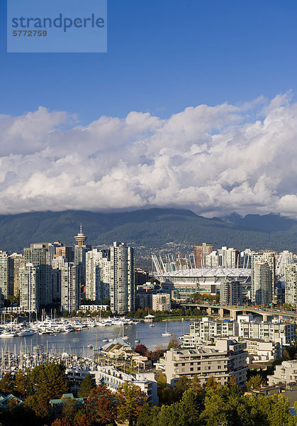 Cambie Bridge  die Skyline der Stadt mit neuen Klappdach auf BC Place Stadium  False Creek  Vancouver  British Columbia  Kanada