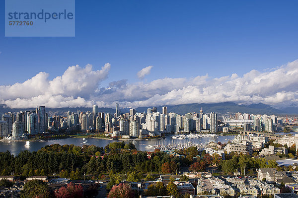 Cambie Bridge  die Skyline der Stadt mit neuen Klappdach auf BC Place Stadium  False Creek  Vancouver  British Columbia  Kanada