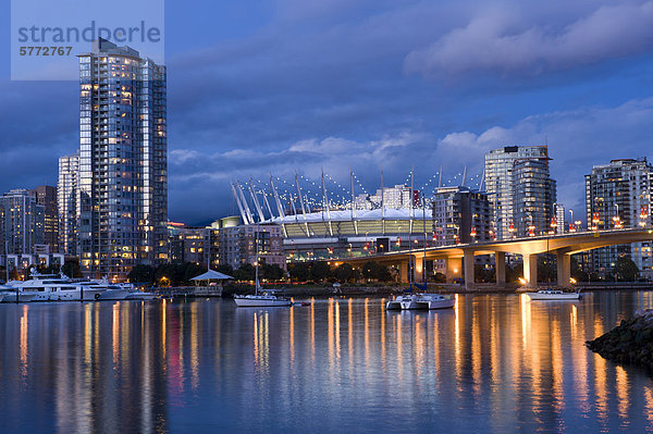 Cambie Bridge  die Skyline der Stadt mit neuen Klappdach auf BC Place Stadium  False Creek  Vancouver  British Columbia  Kanada