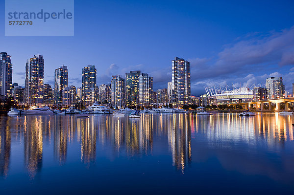 Cambie Bridge  die Skyline der Stadt mit neuen Klappdach auf BC Place Stadium  False Creek  Vancouver  British Columbia  Kanada