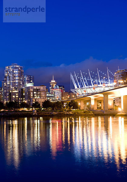 Cambie Bridge  die Skyline der Stadt mit neuen Klappdach auf BC Place Stadium  False Creek  Vancouver  British Columbia  Kanada