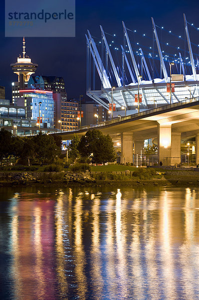 BC Place Stadium mit Cambie Bridge  False Creek  Vancouver  British Columbia  Kanada