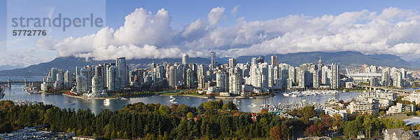 Burrard und Cambie Brücken  die Skyline der Stadt mit neuen Klappdach auf BC Place Stadium  False Creek  Vancouver  British Columbia  Kanada