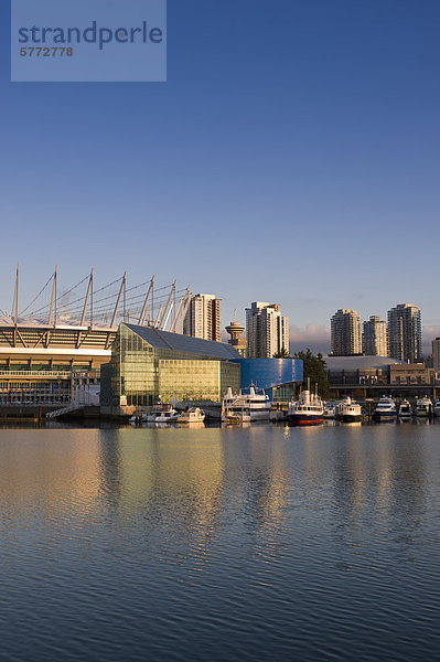 Skyline der Stadt mit neuen Klappdach auf BC Place Stadium  False Creek  Vancouver  British Columbia  Kanada