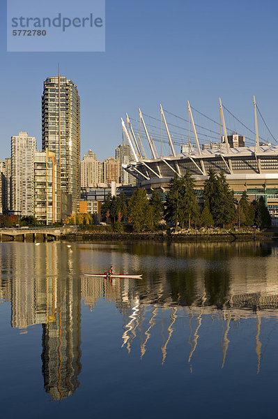 Kajakfahrer BC Place Stadium British Columbia Kanada False Creek Vancouver