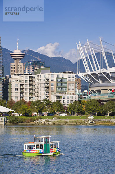 Aquabus Ferry  die Skyline der Stadt mit neuen Klappdach auf BC Place Stadium  False Creek  Vancouver  British Columbia  Kanada