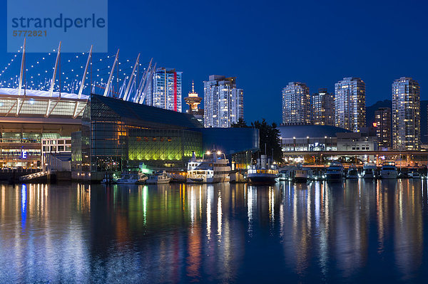 Skyline der Stadt mit neuen Klappdach auf BC Place Stadium  False Creek  Vancouver  British Columbia  Kanada