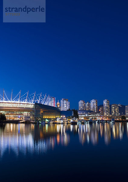 Skyline der Stadt mit neuen Klappdach auf BC Place Stadium  False Creek  Vancouver  British Columbia  Kanada