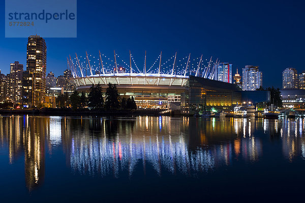 Skyline der Stadt mit neuen Klappdach auf BC Place Stadium  False Creek  Vancouver  British Columbia  Kanada