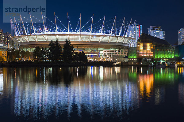 Skyline der Stadt mit neuen Klappdach auf BC Place Stadium  False Creek  Vancouver  British Columbia  Kanada