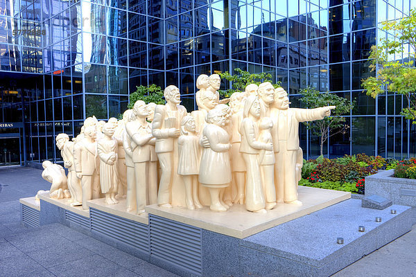 Der beleuchtete Masse des Künstlers Raymond Mason am Eingang zum Turm BNP - Laurentian Bank Tower in der Innenstadt von Montreal  Quebec  Kanada