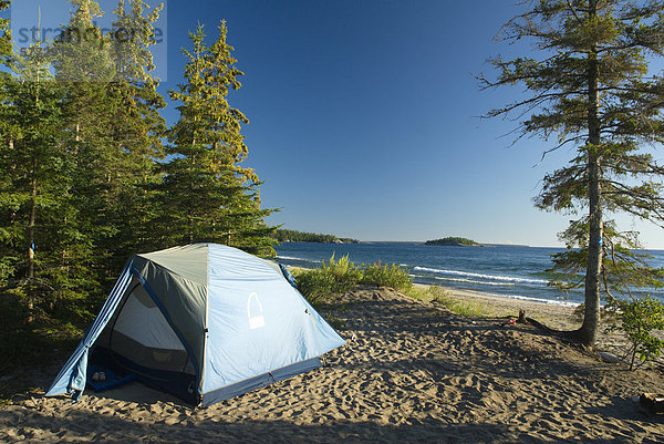 Zelt am Strand  Agawa Bay  Lake Superior Provincial Park  Ontario  Kanada