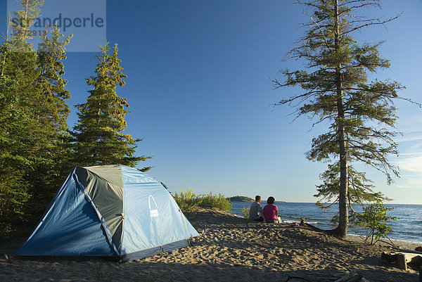 Paar mit Zelt am Strand  Agawa Bay  Lake Superior Provincial Park  Ontario  Kanada